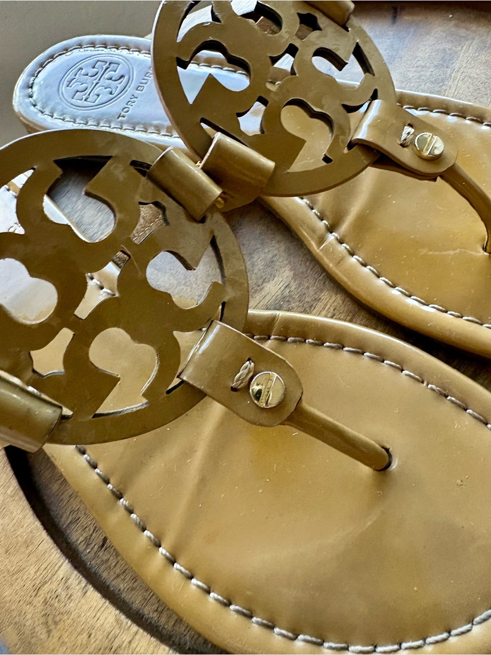 NICE Tory Burch Miller Patent Logo Thong Sandals in Tan Sand Beige 6.5 - Picture 5 of 8